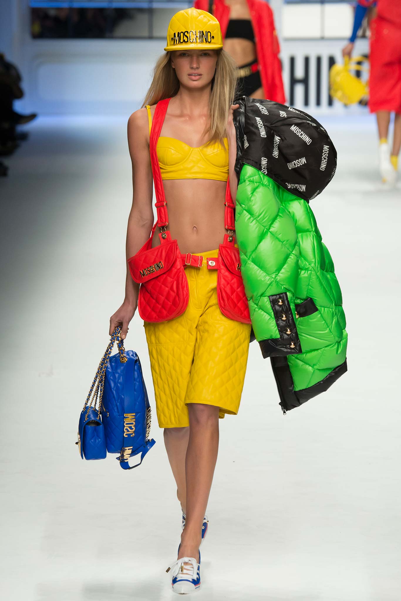 Яркий женский. Moschino 2015. Стиль Москино. Москино стиль одежды. Москино одежда 2016.